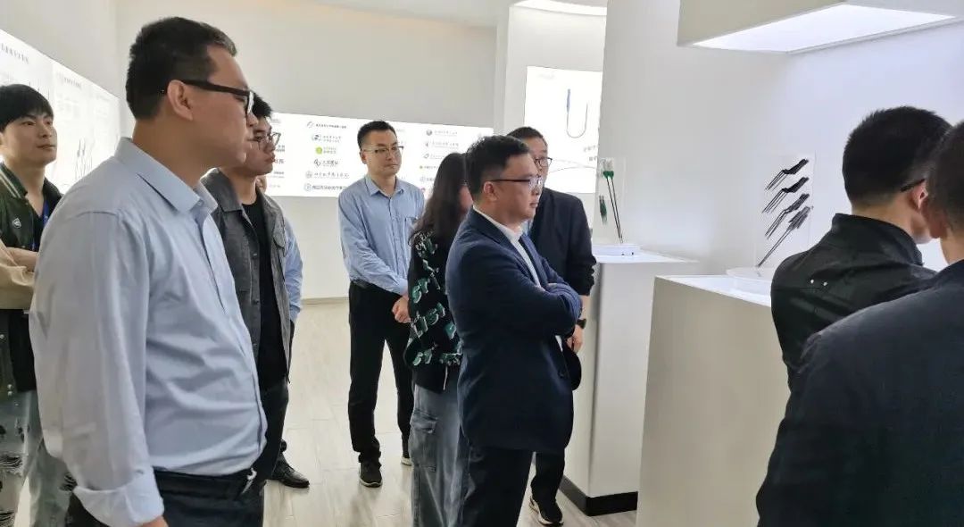 深入院企合作，赣南医学院院长带队到访我司参观互换